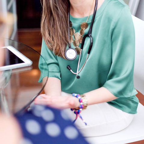 Dr. Maria Fernanda Arboleda talking to a patient at Santé Cannabis