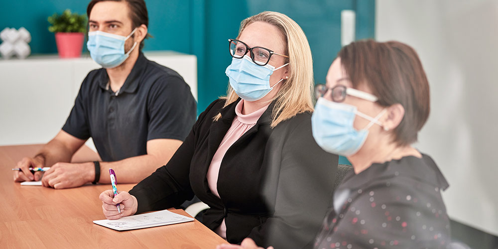 A group of patients in a support group at Santé Cannabis