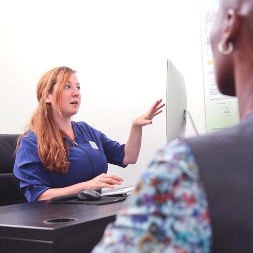 Andrée Charbonneau in consultation with a patient at Santé Cannabis