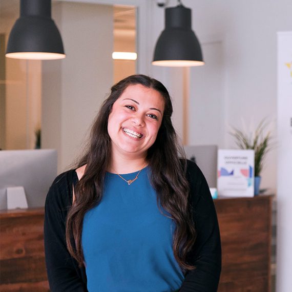 A Santé Cannabis nurse smiling to welcome a patient