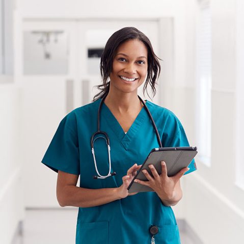 Une infirmière souriante saluant un patient