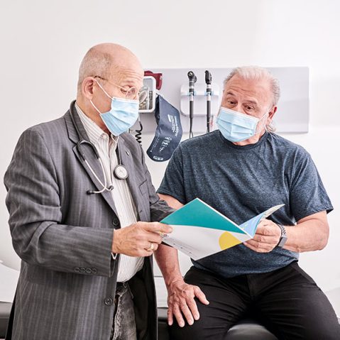 Un médecin de Santé Cannabis avec un patient