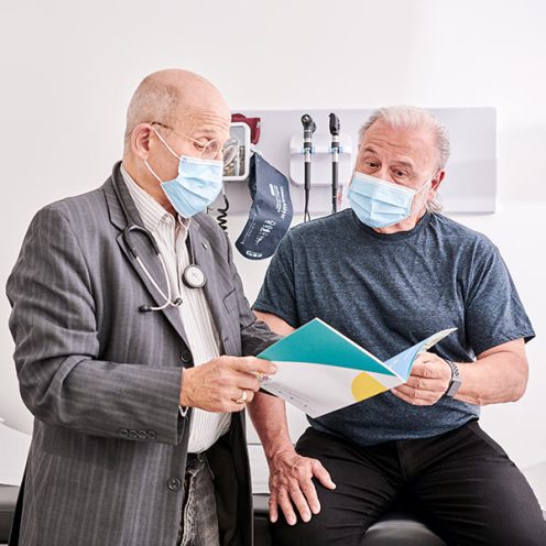 Un médecin de Santé Cannabis avec un patient