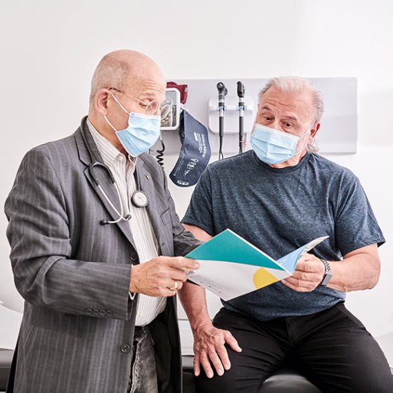 Un médecin de Santé Cannabis avec un patient