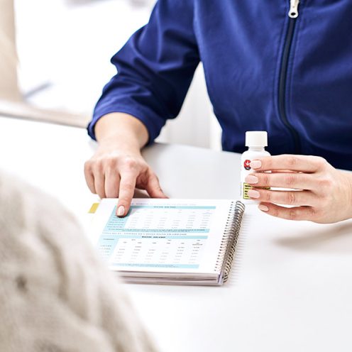 Une infirmière de Santé Cannabis revoit un plan de traitement avec un patient