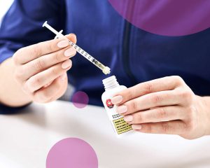 Huile de cannabis médical administrée avec une seringue pour administration orale