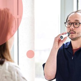 A Santé Cannabis nurse teaching a patient how to use the vape for cannabis