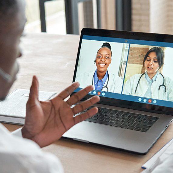 Un médecin international qui apprend virtuellement