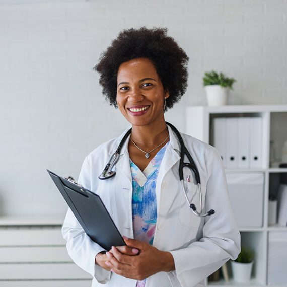 Un médecin souriant