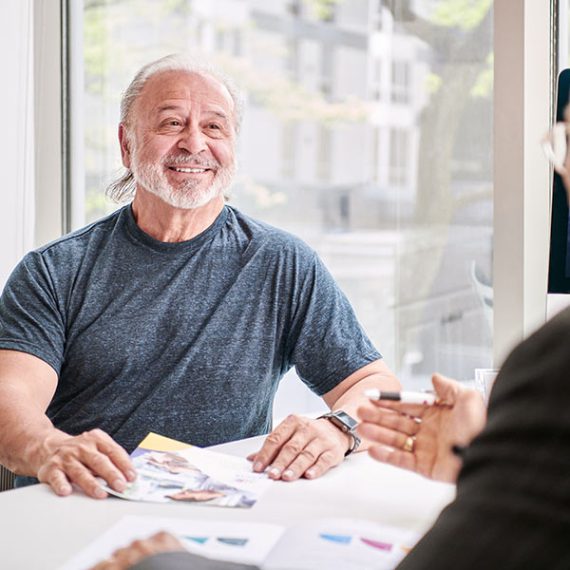 A smiling patient in consultation with a Santé Cannabis doctor