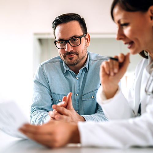 Médecin de Santé Cannabis avec un patient